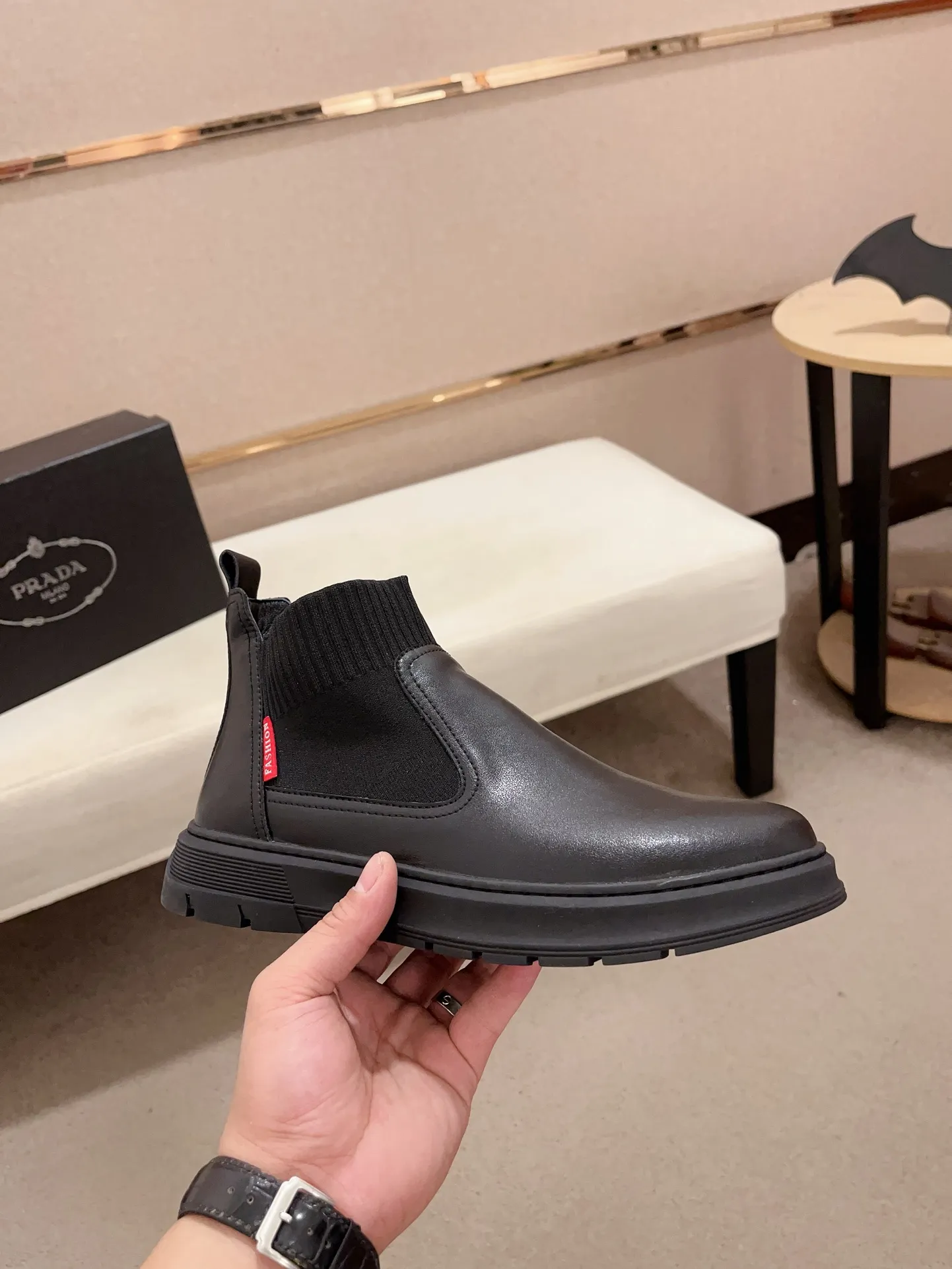 Factory price 480💰 (sheepskin lining * velvet lining optional! Can be made without label) High-quality new PRADA (Prada) counters are launched simultaneously, new men's shoes, 😘fabric is made of high-tech glue-spraying technology. Lining: sheepskin lining* velvet lining. 👍🏿 High-end ☄️ air-cushion molded anti-slip rubber outsole, exquisite lines, simple and elegant, comfortable and high-end for leisure travel. Code number: 38 to 44 (45 can be customized and cannot be returned or exchanged)